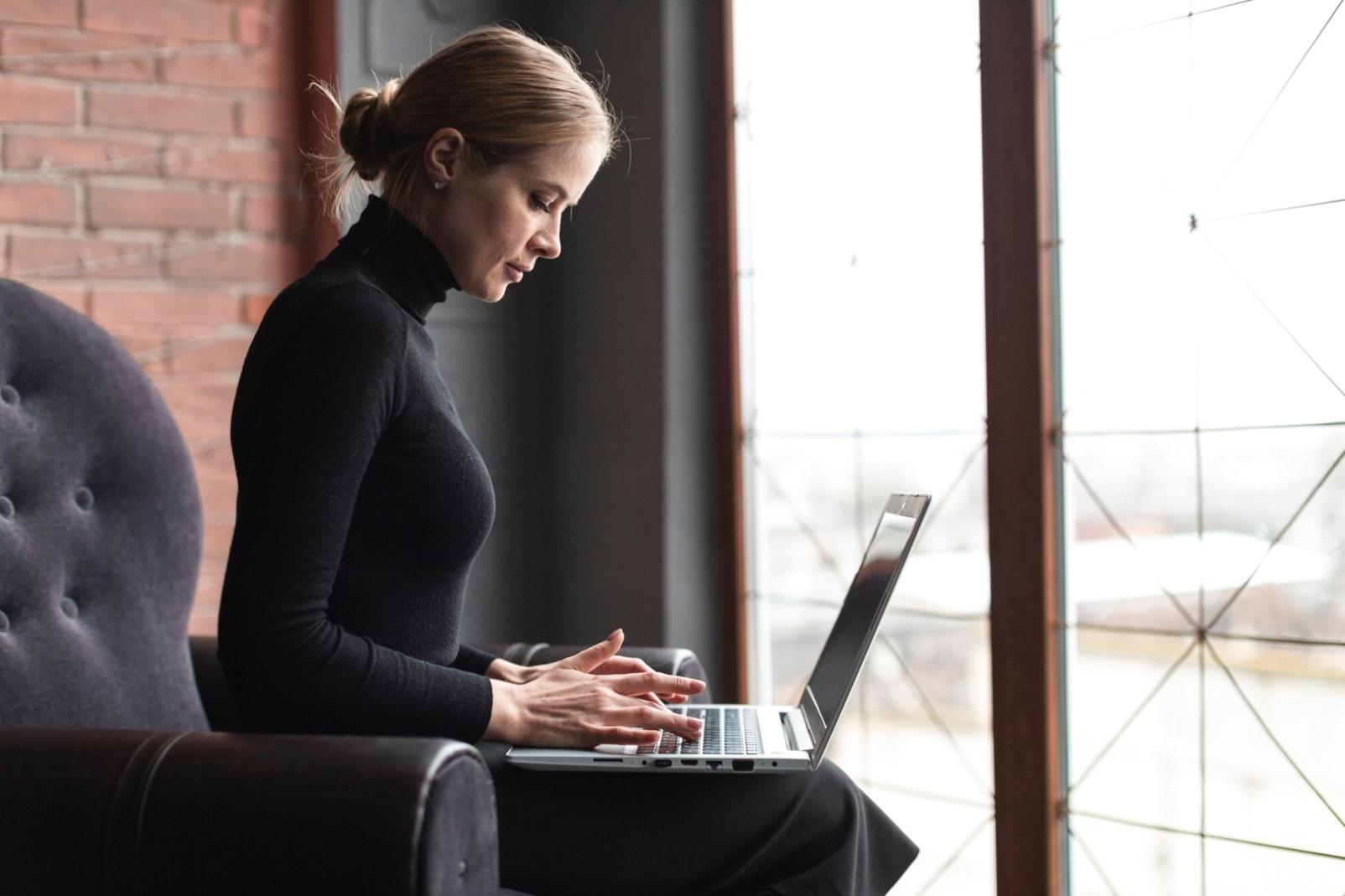 Sesión de educación financiera práctica con estudiantes aprendiendo presupuestos reales