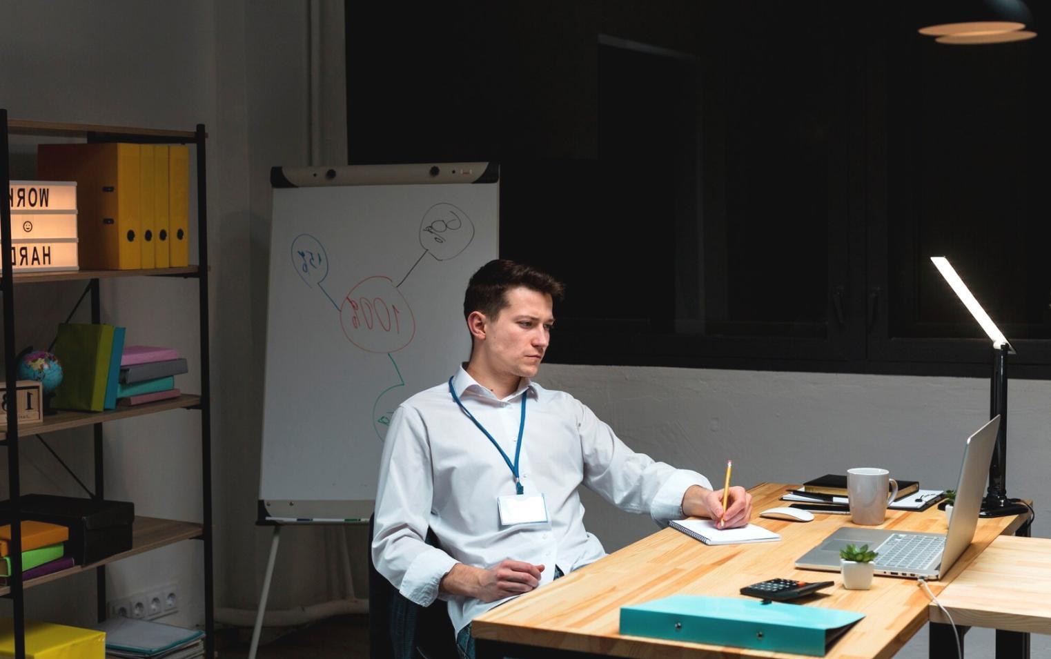 Estudiantes trabajando en ejercicios prácticos de presupuesto familiar