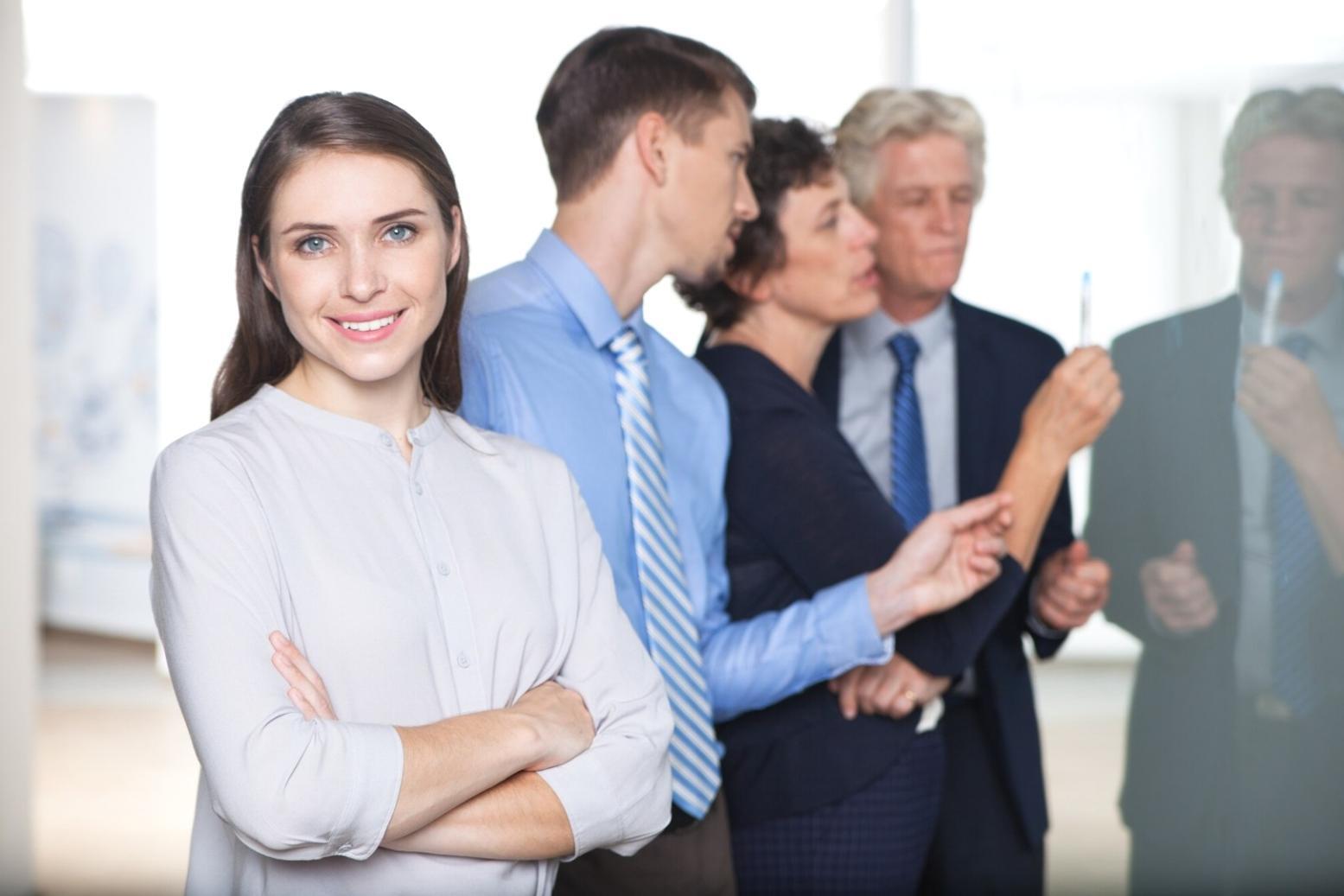 Persona revisando documentos financieros en un escritorio ordenado