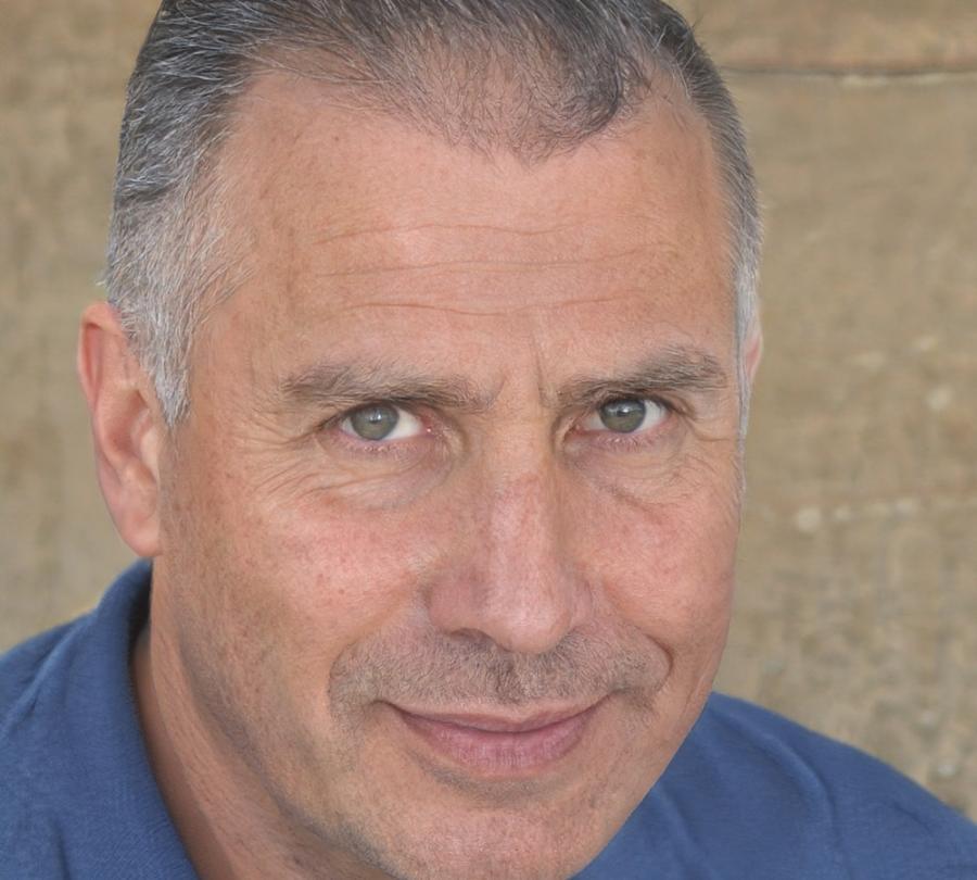 Retrato profesional de Miguel Herrera, experto en inversiones y mercados