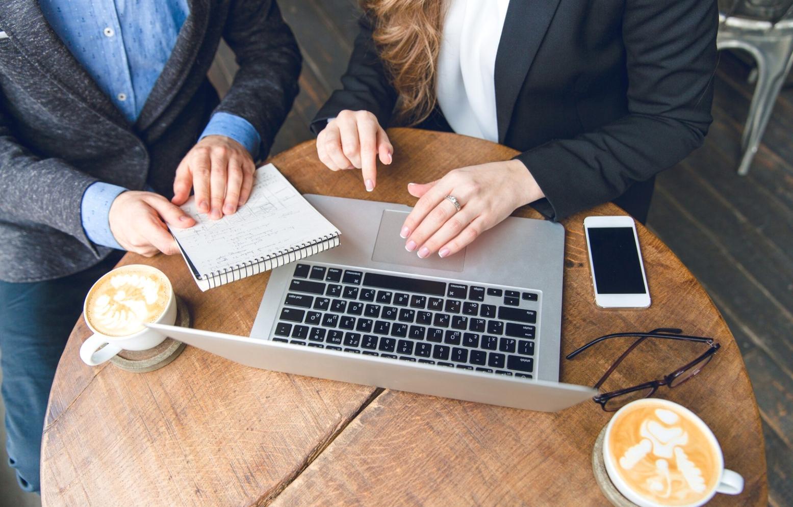 Estudiante analizando gráficos financieros en una tablet