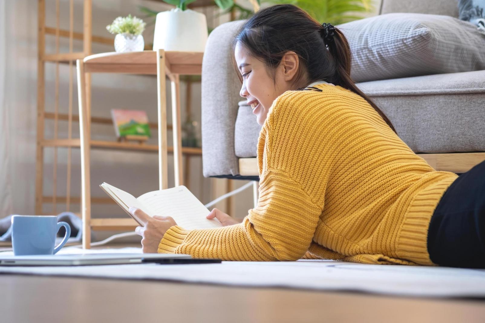 Grupo de estudiantes colaborando en ejercicios financieros