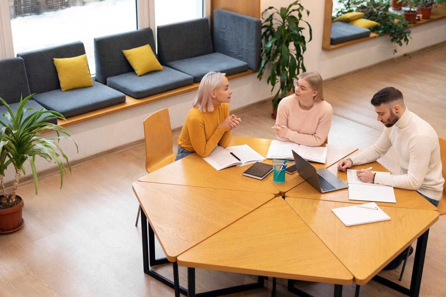 Personas aprendiendo conceptos financieros en un ambiente de formación profesional