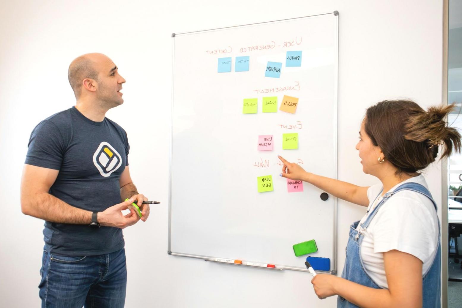 Ambiente de aprendizaje colaborativo y apoyo grupal en educación financiera