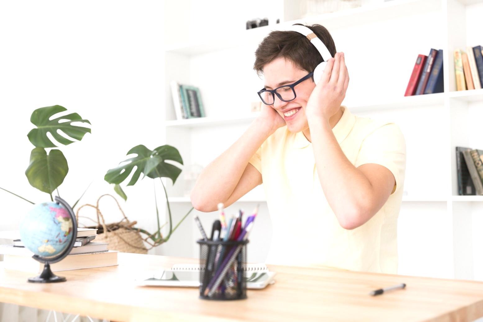 Gráficos y calculadora mostrando crecimiento financiero