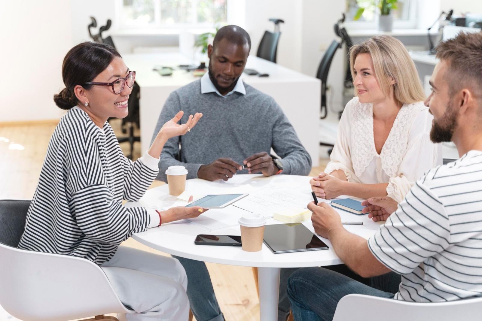 Persona revisando documentos financieros con calculadora